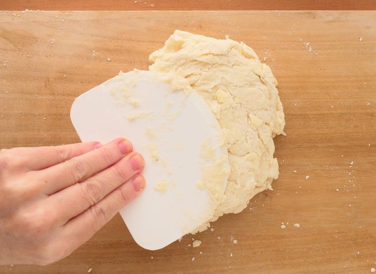 カードで生地を押さえる様子