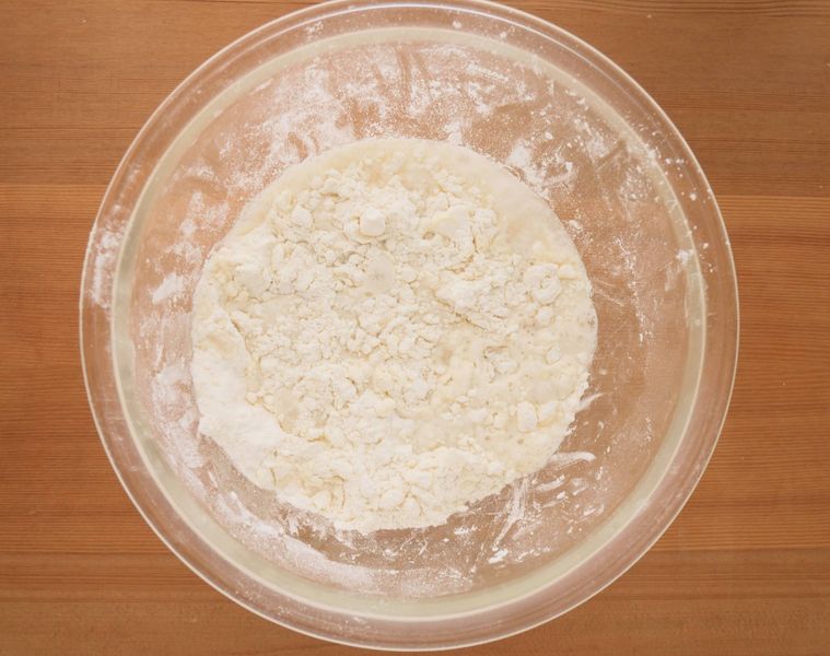 ボウルに冷水を加える様子