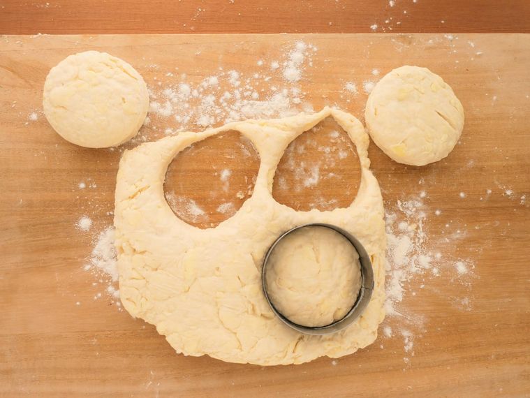 台の上に置いた生地をセルクルで抜く様子
