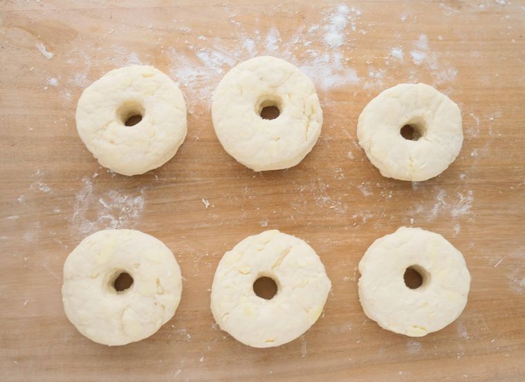 ドーナツ型にくり抜いた生地6個