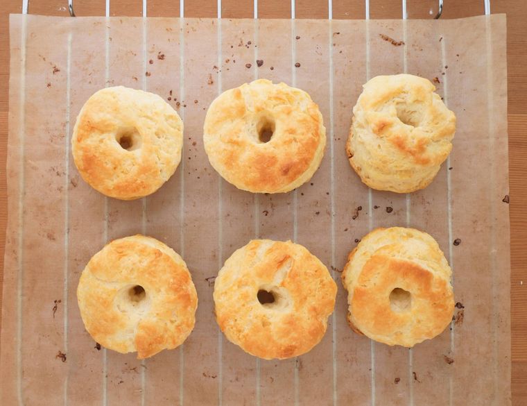 ケンタッキー風ビスケット6個を、網の上にのせて冷ます様子