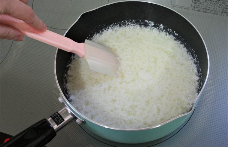 鍋で牛乳豆腐を作っている様子