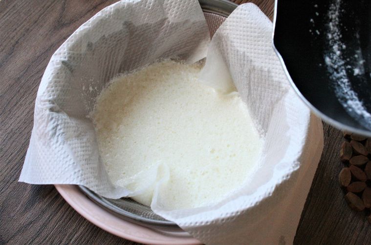 ザルで牛乳豆腐をこしている様子