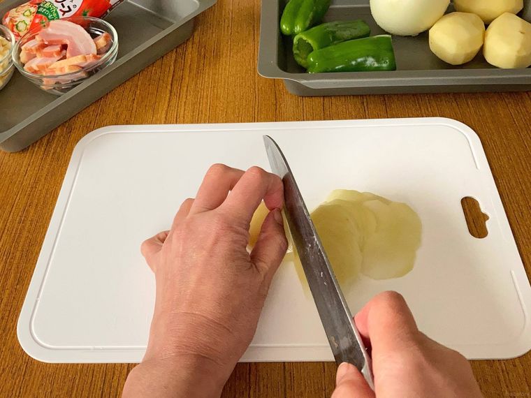 皮をむいたじゃがいもを薄くスライスしているところ