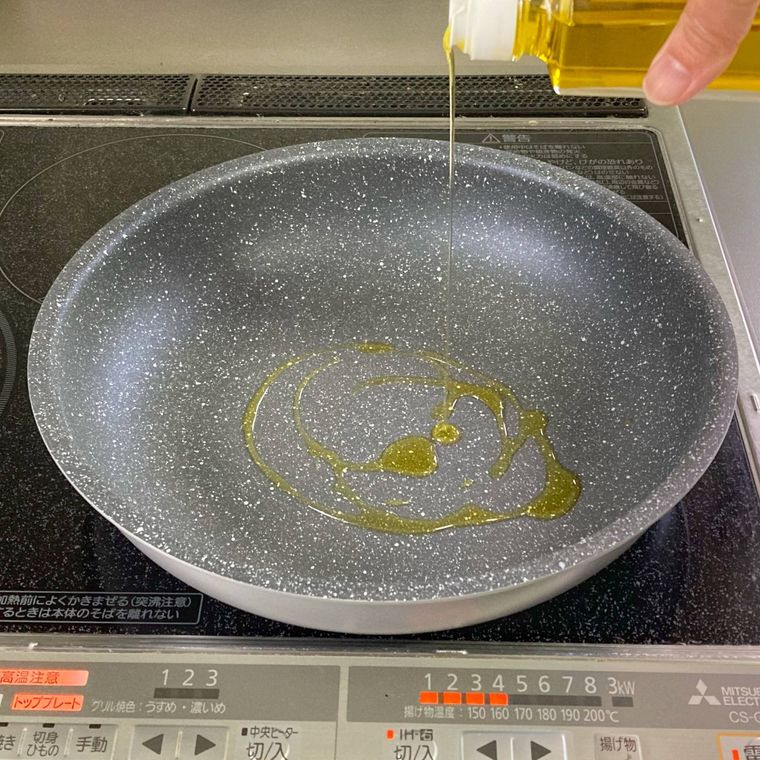 フライパンにオリーブオイルを入れているところ