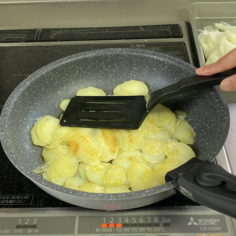 じゃがいもピザの生地部分をひっくり返して焼いているところ