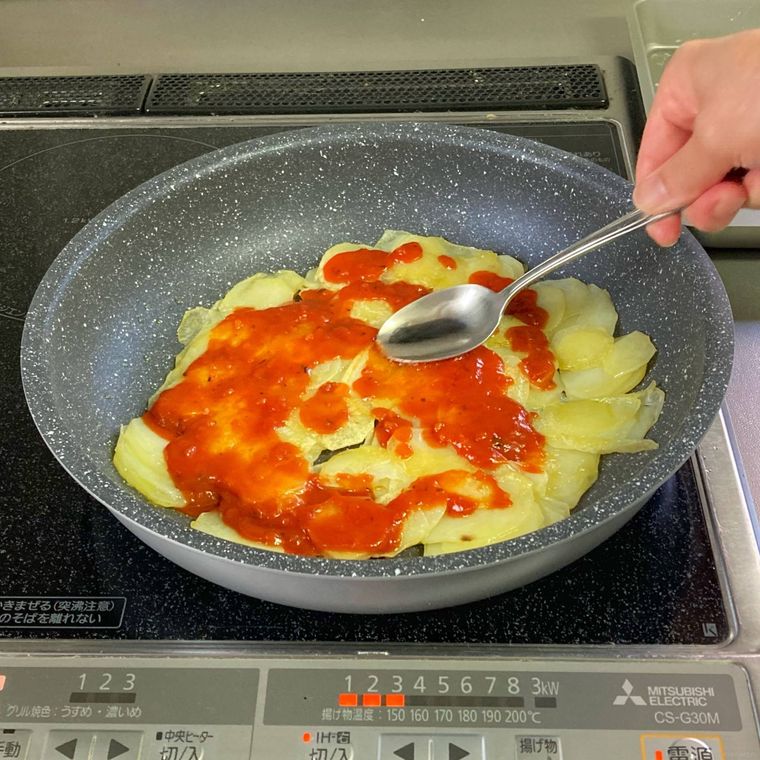 生地にピザソースを塗っているところ