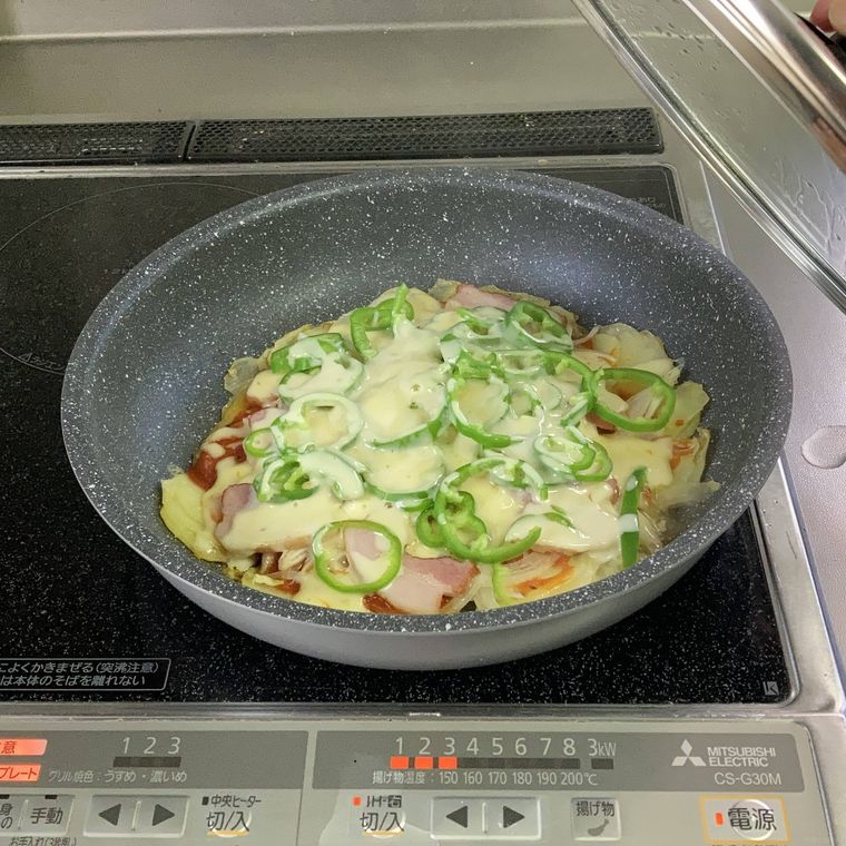 じゃがいもピザにトッピングすべてをのせたところ