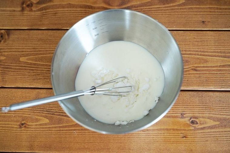ヨーグルトと片栗粉を混ぜている様子
