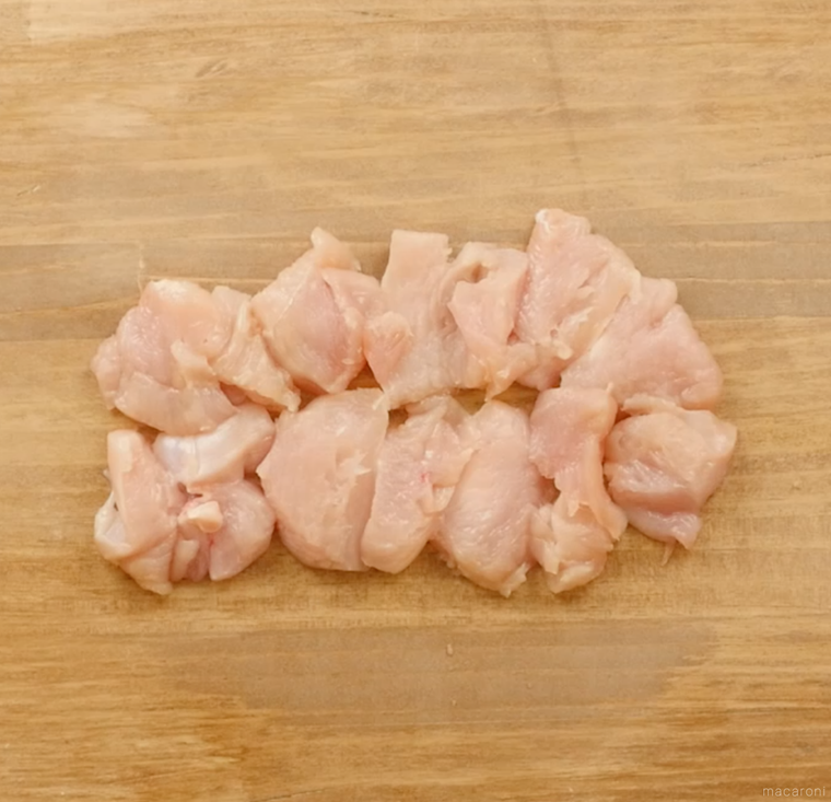 ひと口大に切られた鶏むね肉