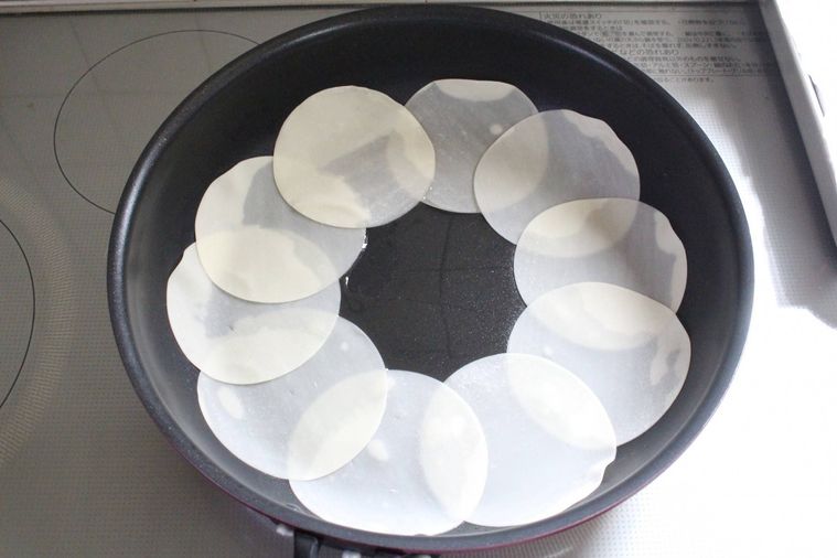 フライパンに餃子の皮が並んでいる様子