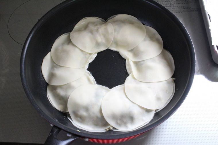 フライパンに包まない餃子がのっている様子