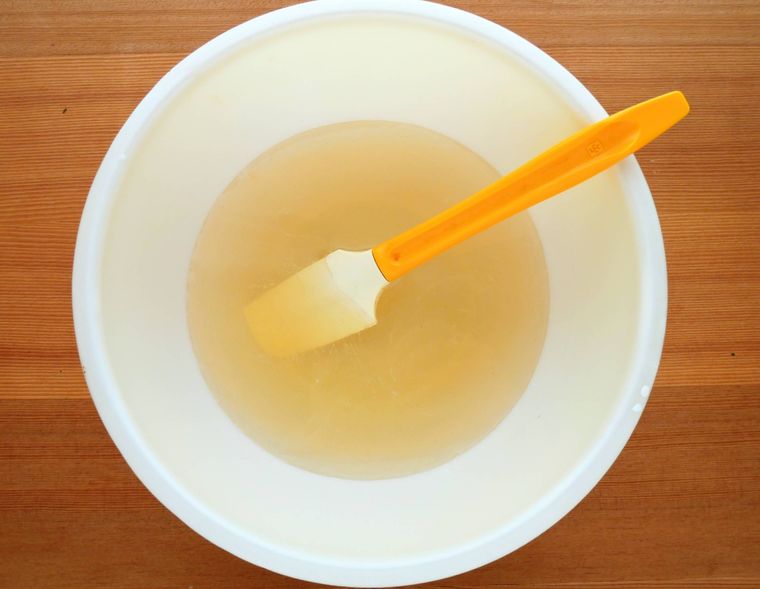 ゼラチン液と炭酸水、レモン果汁を混ぜる様子