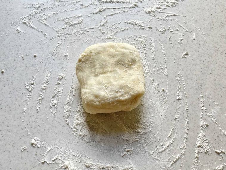 打ち粉をした台に置かれたパイ生地