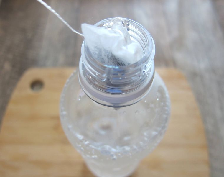 ペットボトルにティーバッグを入れている