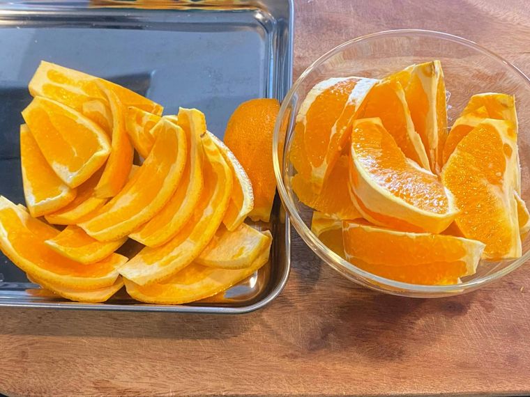 オレンジの皮と果肉を分けた様子