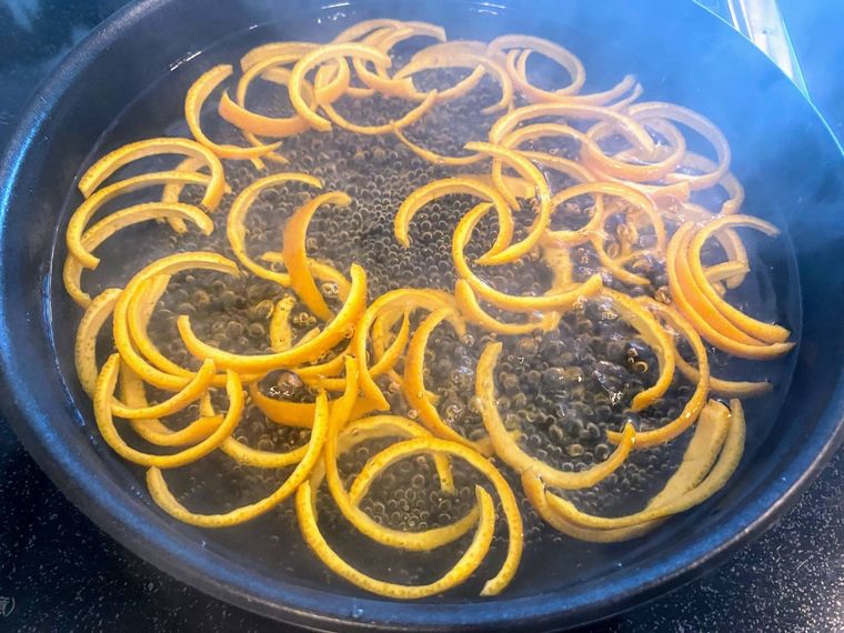 鍋でオレンジピールをゆでる様子