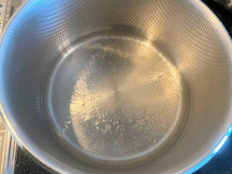 鍋の湯で砂糖を溶かす様子