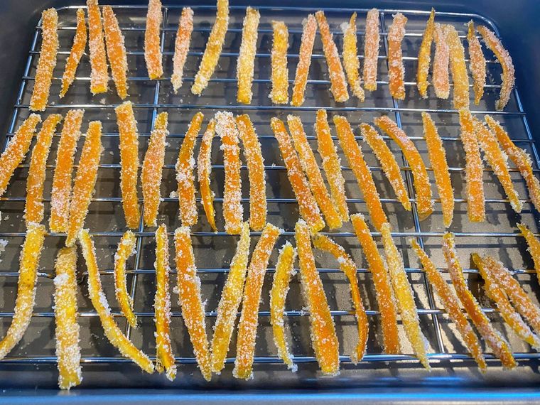 網の上に並べたグラニュー糖のついたオレンジピール