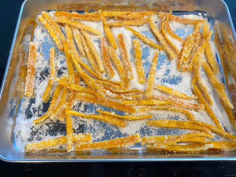 バットに入れたグラニュー糖をまぶしたオレンジピール