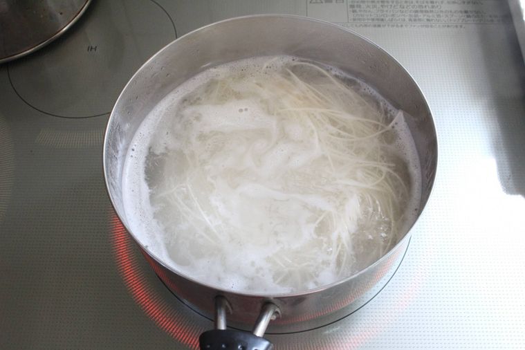 手なべでそうめんをゆでている様子
