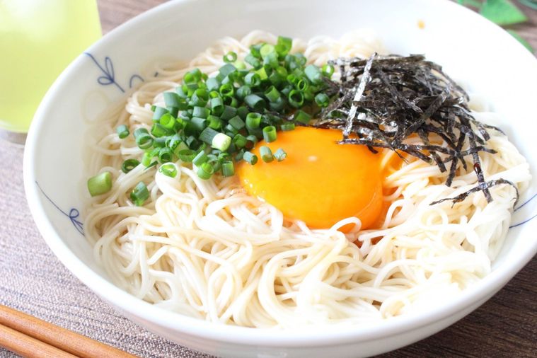 白いお皿に釜玉そうめんが盛られている様子