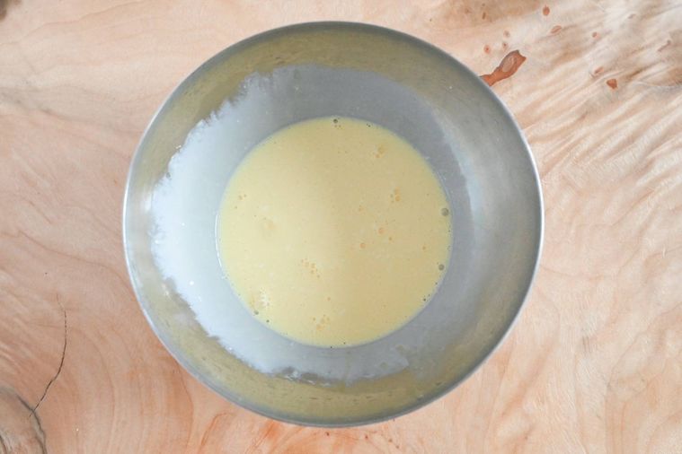 ボウルに入った混ぜた卵と生クリーム