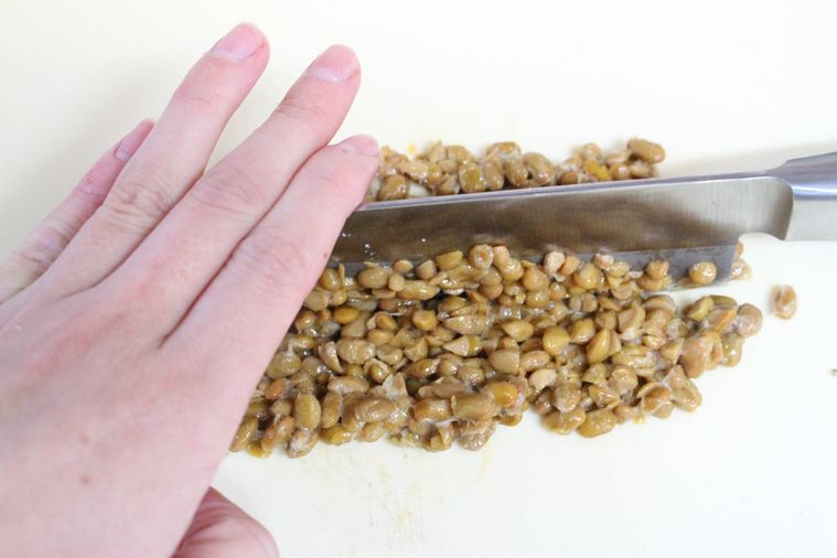 包丁で小粒納豆を切り刻んでいる様子