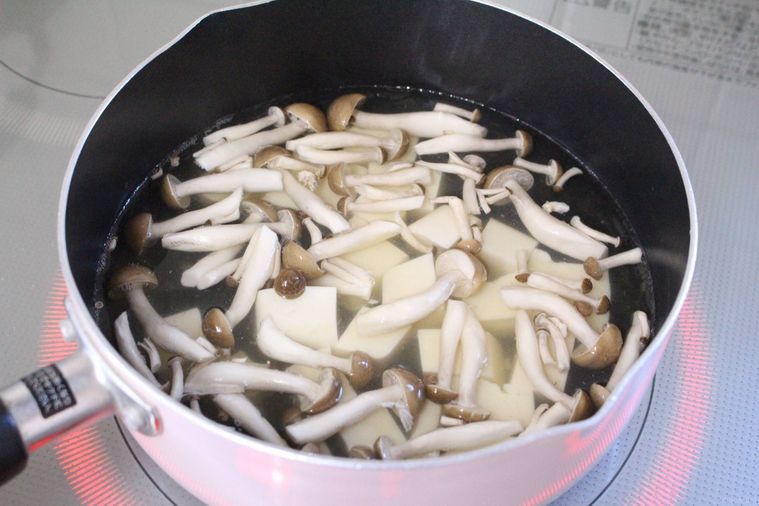 手鍋に絹豆腐ときのこが入っている様子