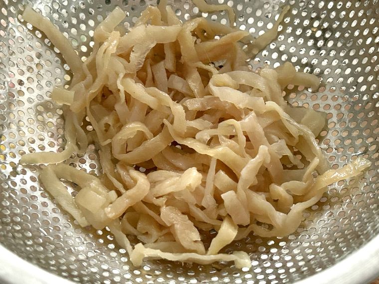 ザルに入れた塩くらげに熱湯を回しかけたところ