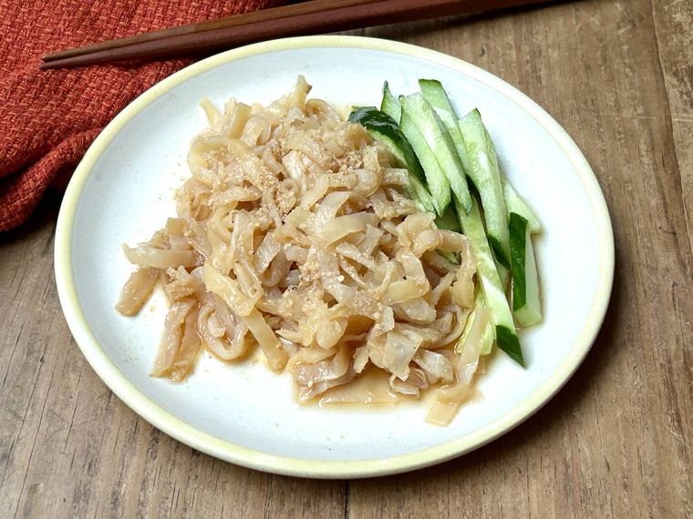 中華くらげを入れ、きゅうりを添えて器に盛り付けたところ