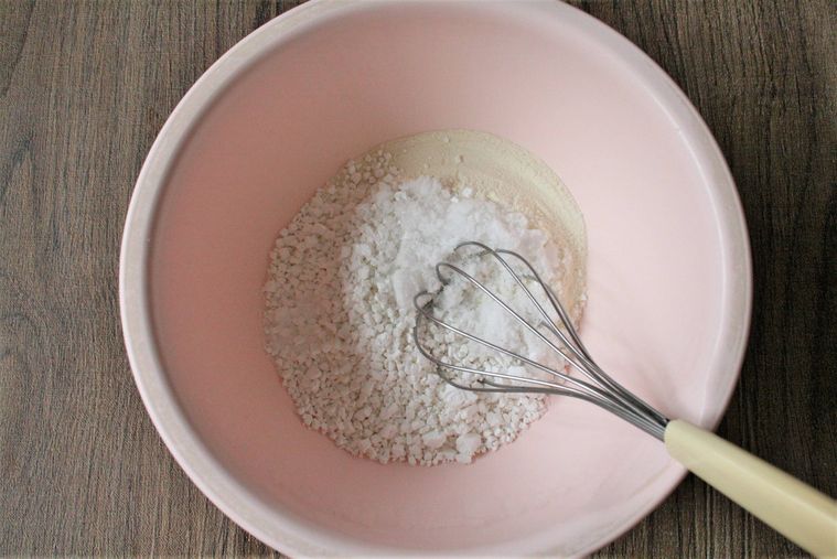 ピンク色のボウルに材料を入れた様子