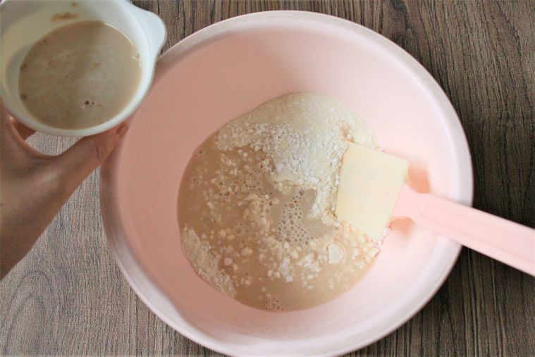 ピンク色のボウルで生地を作っている様子