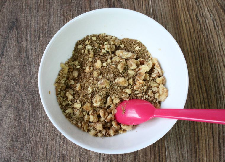 白い皿にローストクルミと黒砂糖が入っている様子