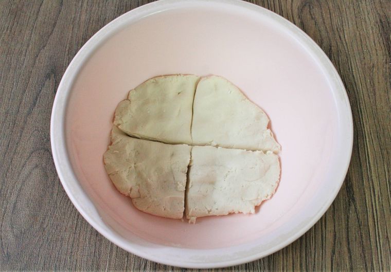 ピンク色のボウルで生地を4等分した様子