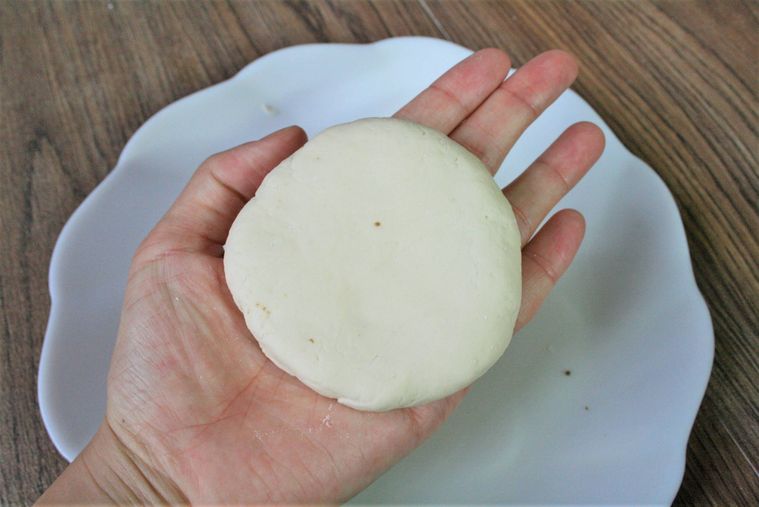 ホットクの生地にローストクルミと黒砂糖を包み、形を整えた様子