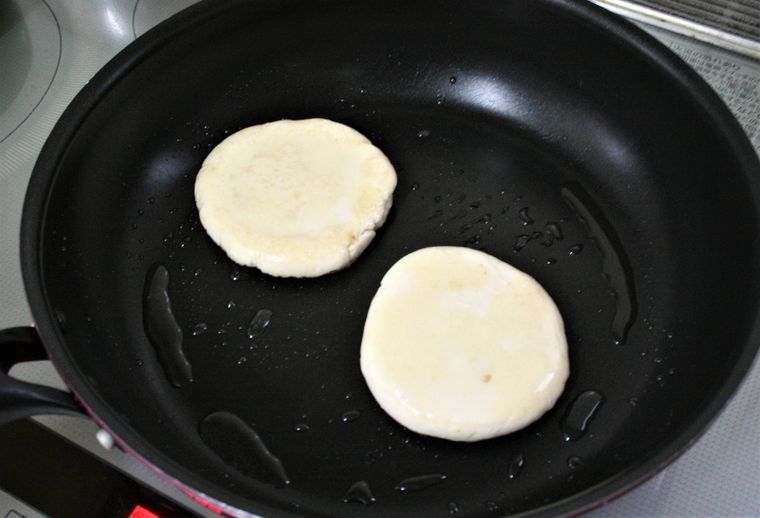 フライパンでホットクを焼いている様子