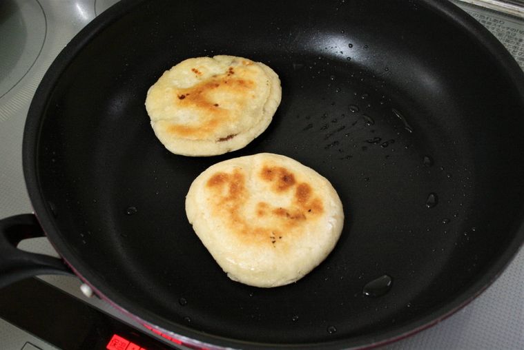 フライパンでホットクを焼き、裏返した様子