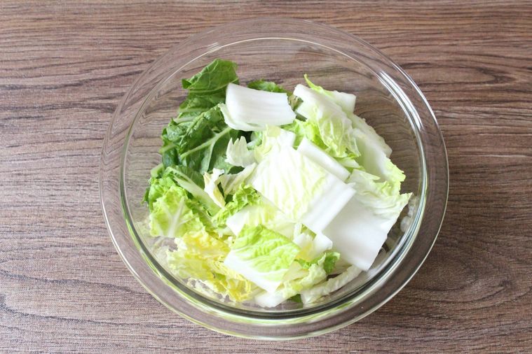 耐熱ボウルにカットされた白菜が入っている様子