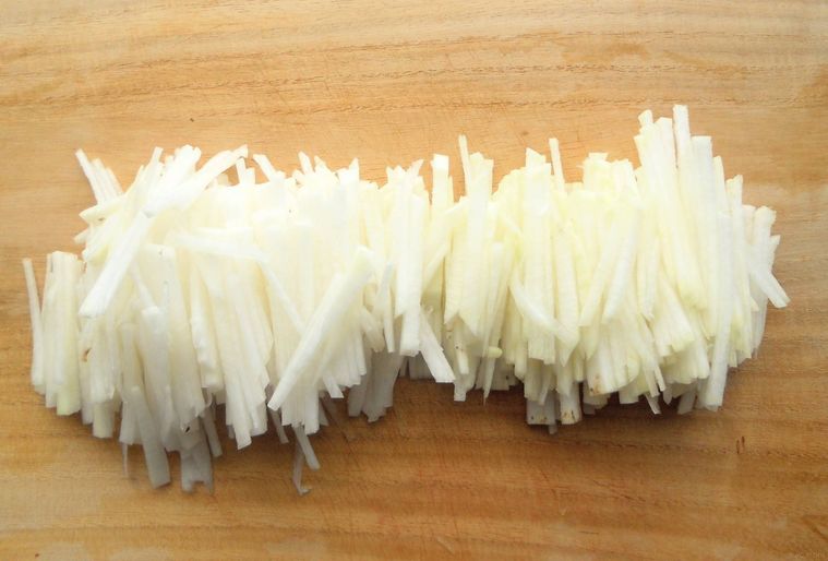 まな板の上にのっている、千切りにした大根