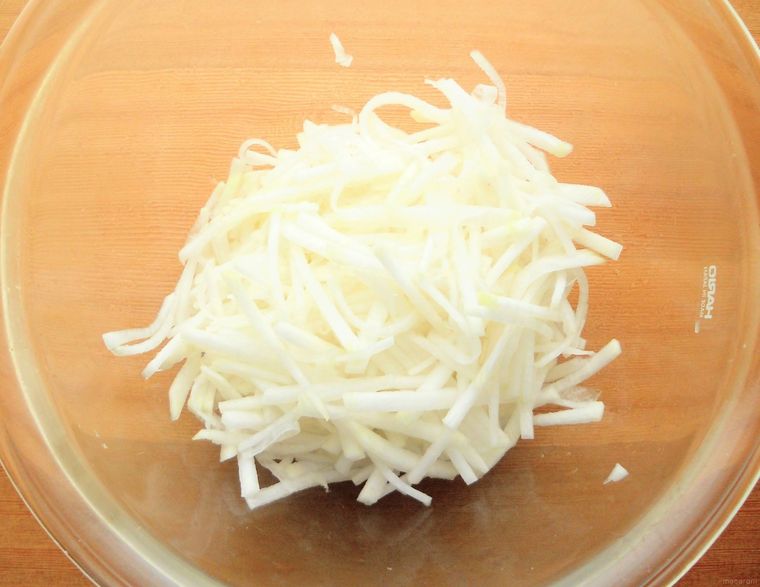 透明なボウルに入った、千切りにした大根
