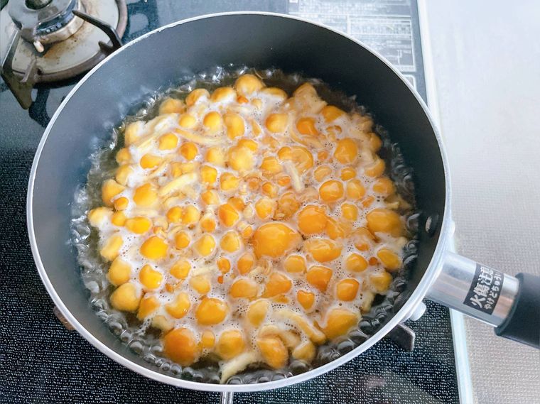 なめこをゆでる様子