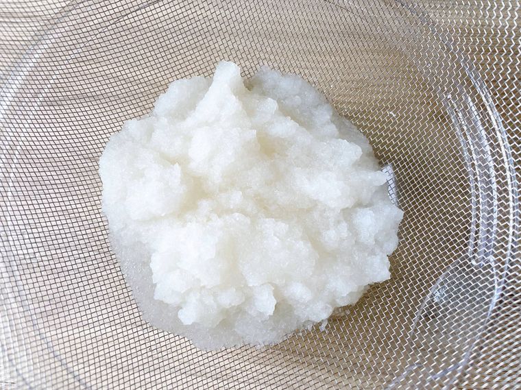 ザルにあげた大根おろし