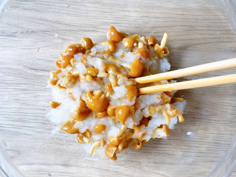 なめこと大根おろしを和える様子