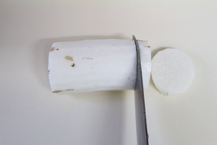 山芋を包丁で切っている様子