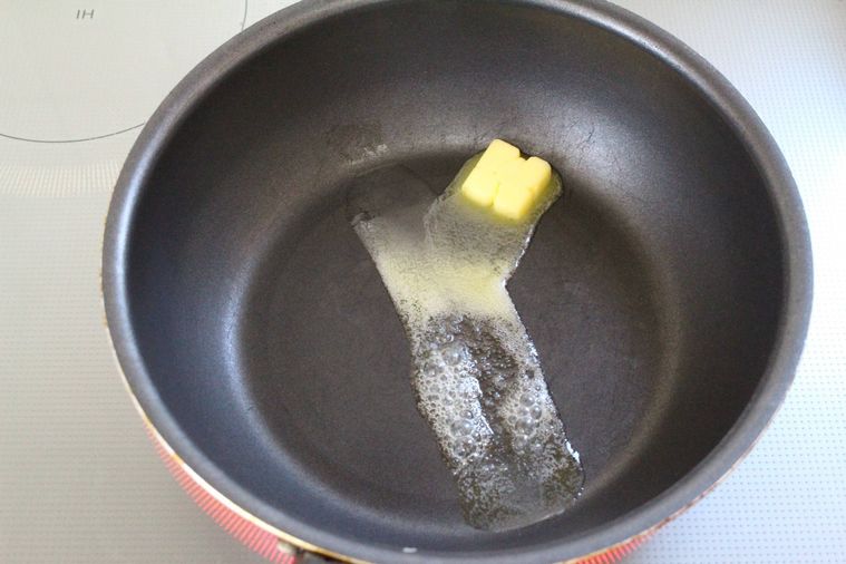 フライパンの中でバターが少しずつ溶けている様子