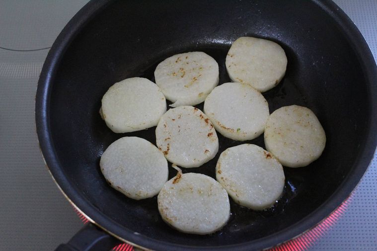 フライパンにカットされた山芋が並べられている様子