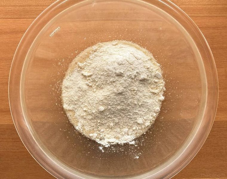 ボウルに粉類を加えている様子