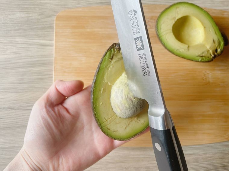 包丁を種に刺す様子