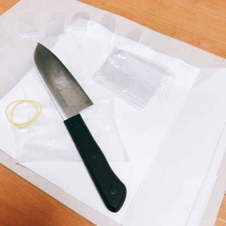 いわしフライに必要な包丁、牛乳パックを開いた簡易まな板などの道具